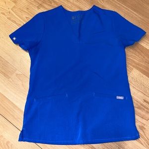 FIGS SCRUB TOP IN ROYAL BLUE